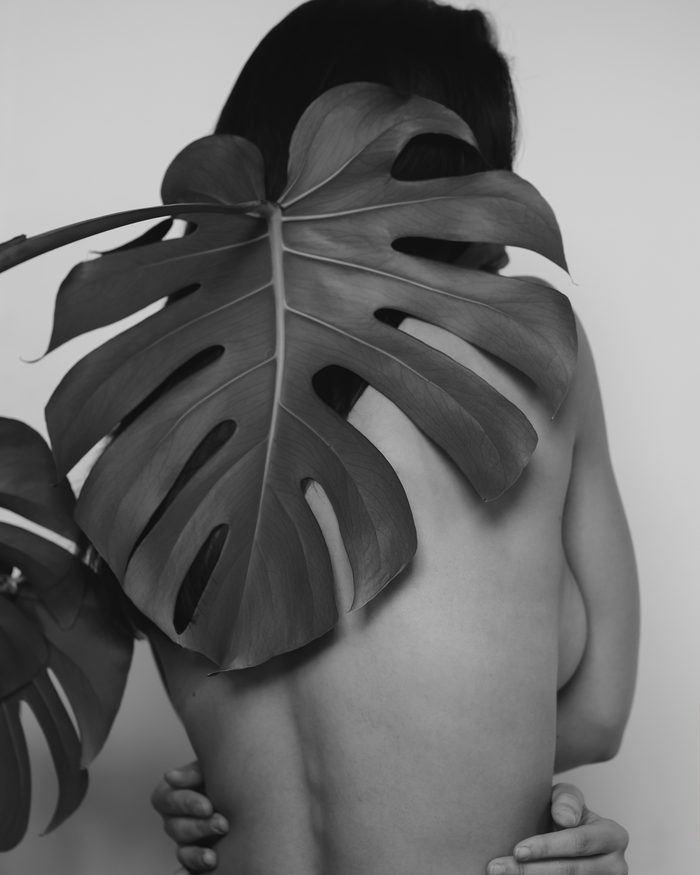 ÉRIDAN nega tela - leđa modela sa monstera listom