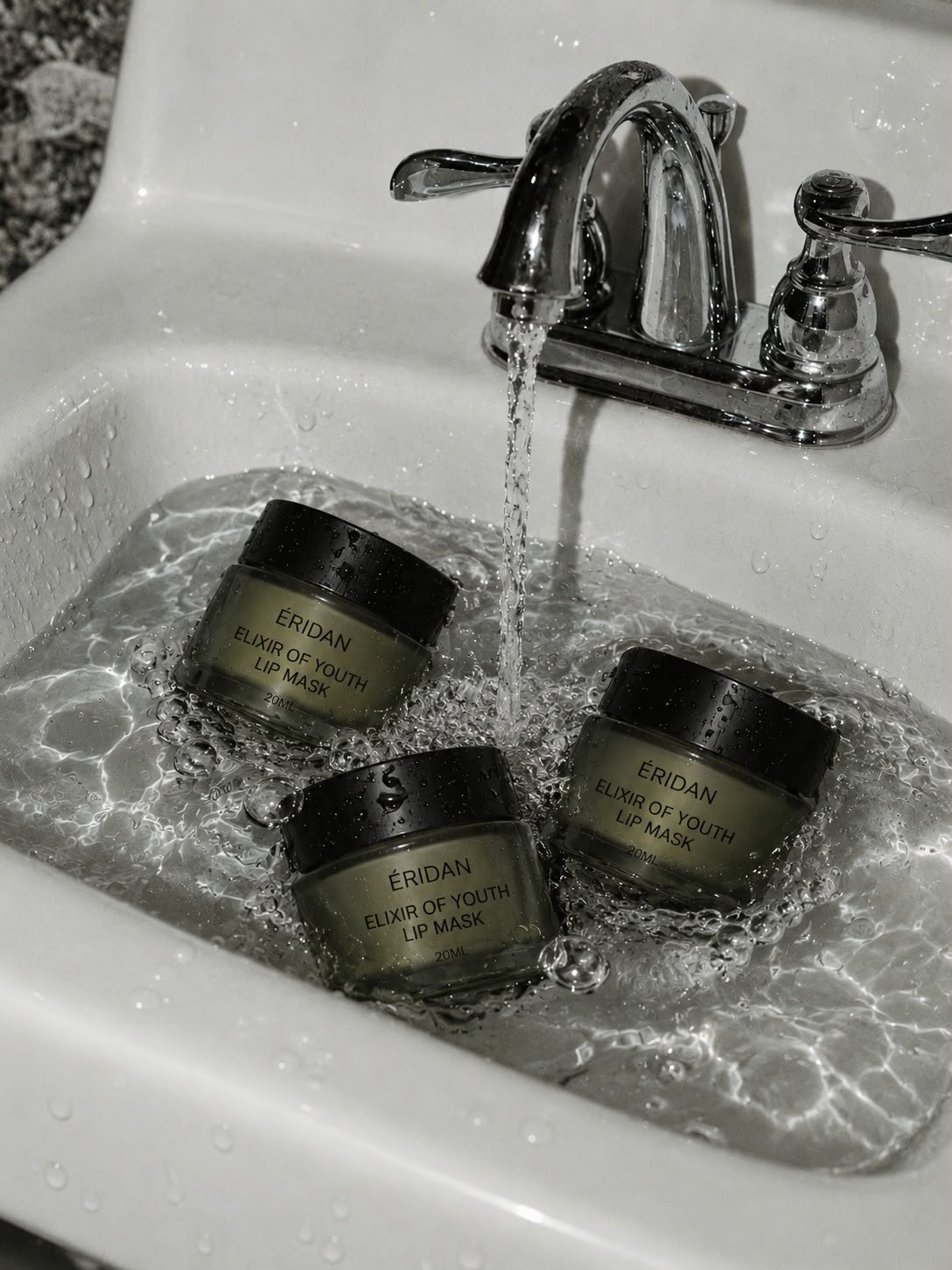 ÉRIDAN Elixir of Youth Lip Mask - tri teglice u lavabou pod mlazom vode