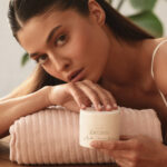 Devojka sa ÉRIDAN Micellar Cleansing Balm balzamom za čišćenje lica