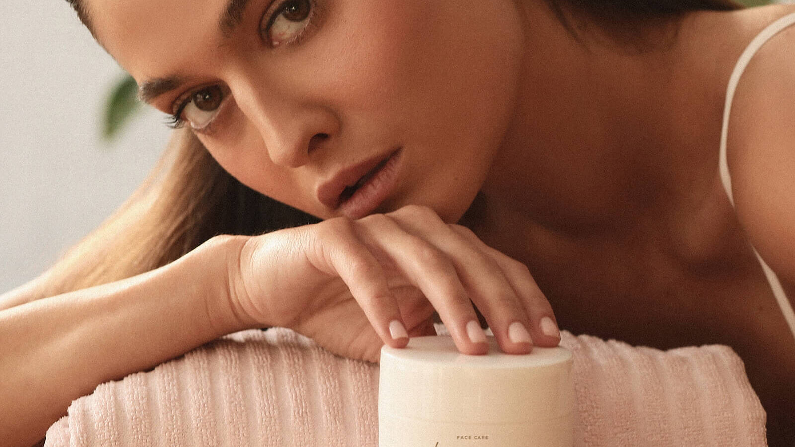 Devojka sa ÉRIDAN Micellar Cleansing Balm balzamom za čišćenje lica