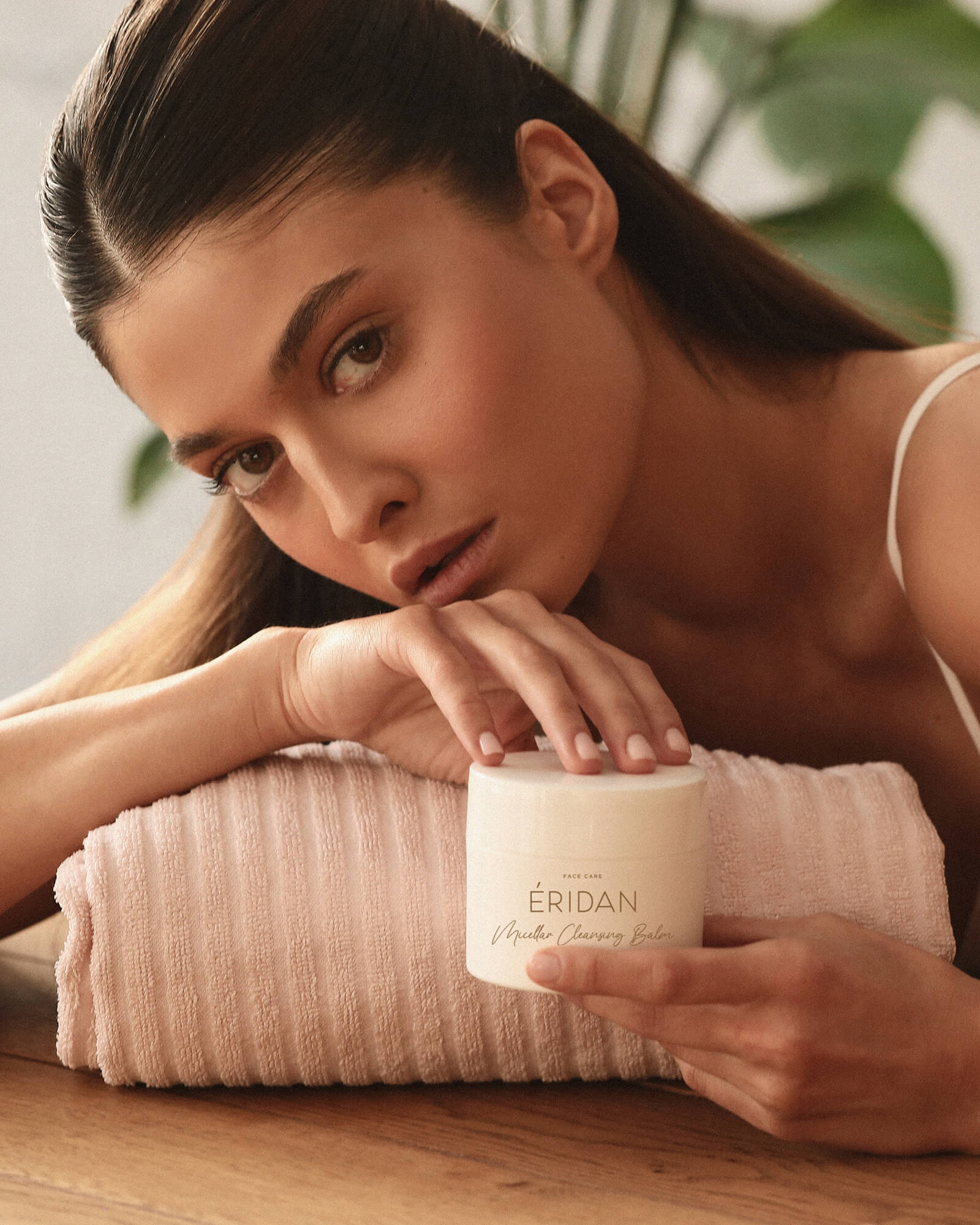 Devojka sa ÉRIDAN Micellar Cleansing Balm balzamom za čišćenje lica