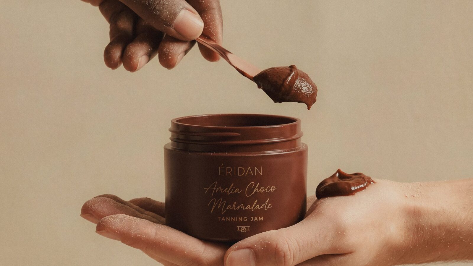 Kašičica sa Choco Marmelada teksturom iznad otvorene ÉRIDAN teglice na dlanu