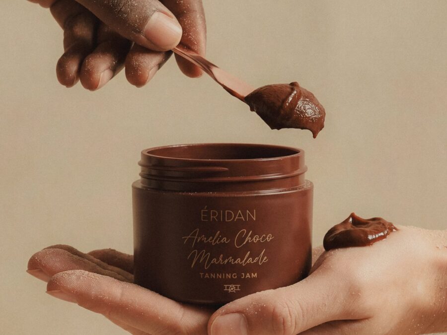 Kašičica sa Choco Marmelada teksturom iznad otvorene ÉRIDAN teglice na dlanu