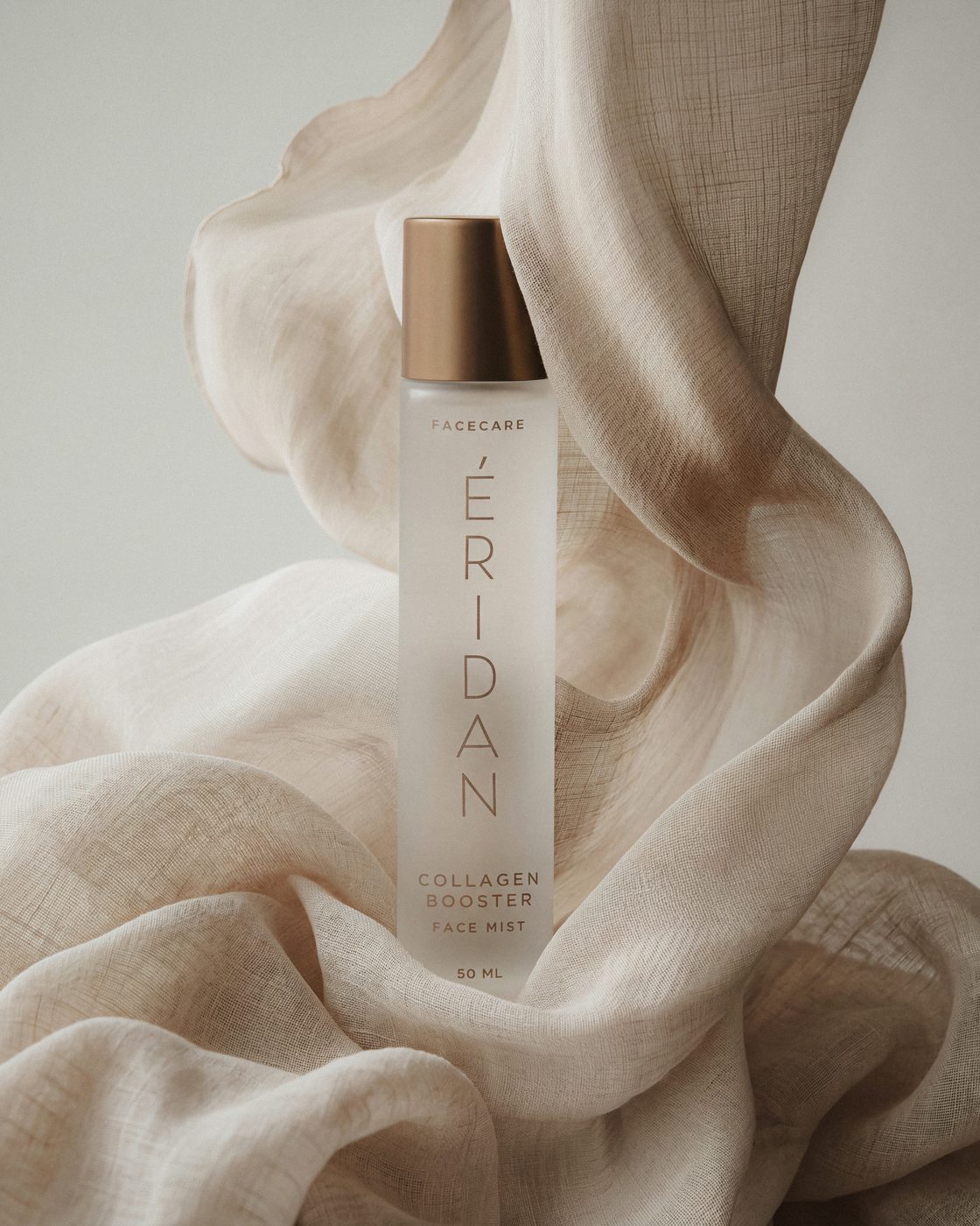 ÉRIDAN Collagen Face Mist umotan u svilenu tkaninu