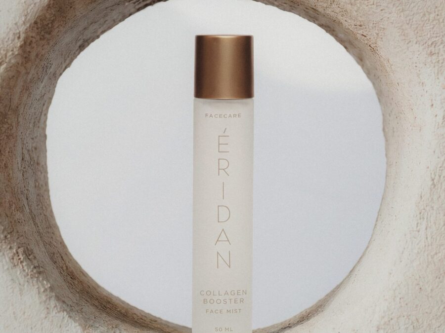 ÉRIDAN Collagen Face Mist bočica u kamenom otvoru sa pogledom na nebo