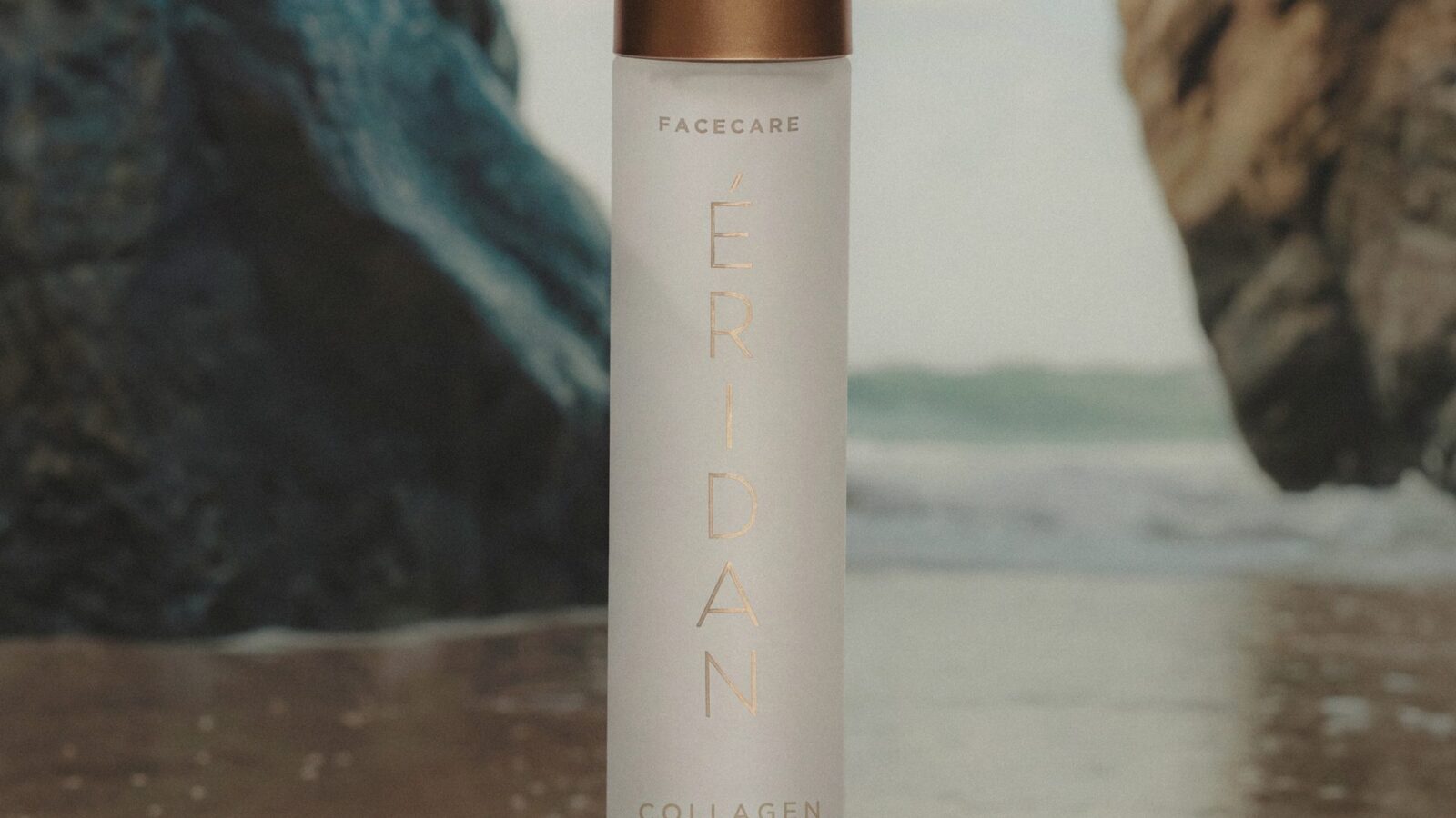 ÉRIDAN Collagen Face Mist bočica na plaži ispod stena