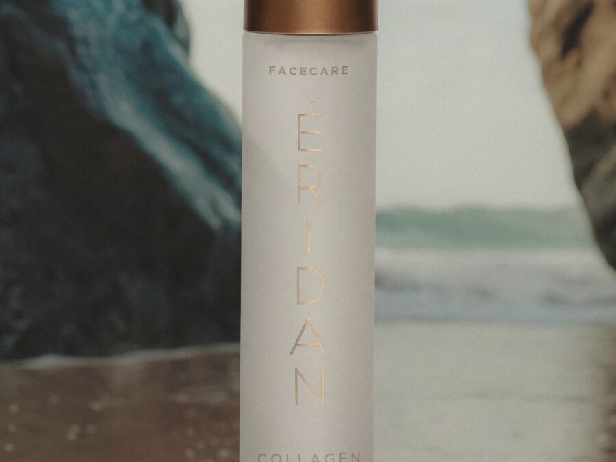 ÉRIDAN Collagen Face Mist bočica na plaži ispod stena
