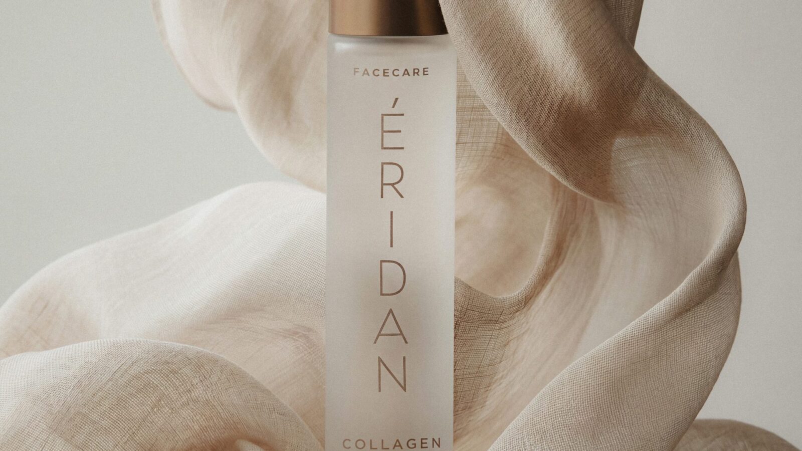 ÉRIDAN Collagen Face Mist bočica umotana u laganu tkaninu